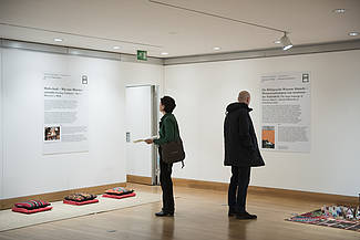 Visitors in the exhibition "Waseem Ahmed - Dahlem Karkhana", photo: Sebastian Bolesch