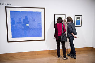 Visitors in the exhibition "Waseem Ahmed - Dahlem Karkhana", photo: Sebastian Bolesch