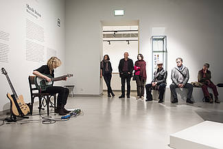 Barbara Jungfer in the exhibition "Music listening", photo: Sebastian Bolesch