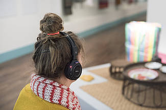 Visitor with Audio Guide in the exhibition, project "Audio Guide Special - Storlines", photo: Sebastian Bolesch