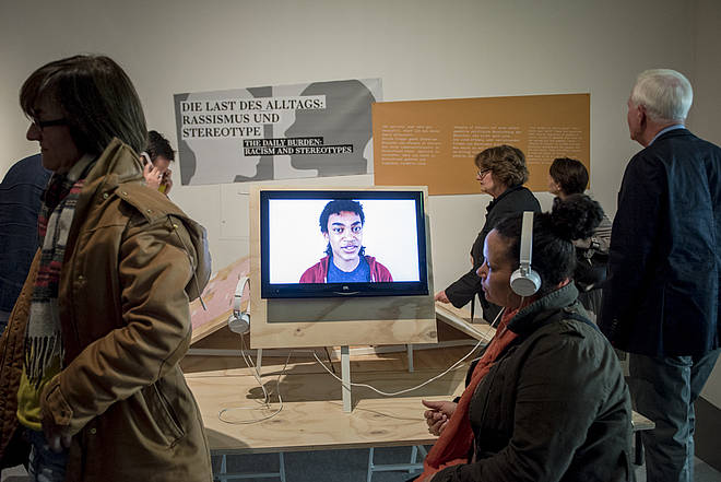 Visitors in the exhibition "(No) Place in the Sun," photo: Sebastian Bolesch