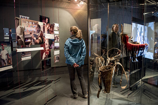 Visitors in the exhibition "Headhunters' Paradise," photo: Sebastian Bolesch