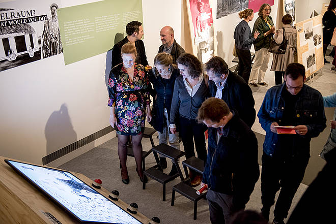 Visitors in the exhibition "(No) Place in the Sun," photo: Sebastian Bolesch