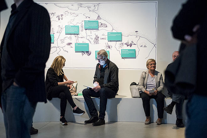 Visitors in the exhibition "Sharing Knowledge," photo: Sebastian Bolesch