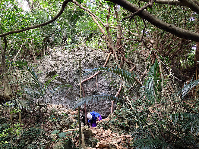 Die Ausgrabungsorte, in denen Isamu Kuniyoshi nach Spuren des Zweiten Weltkriegs forscht. Der Höhleneingang wurde geschlossen und hat nur noch eine winzige Öffnung. Foto: Yuken Teruya