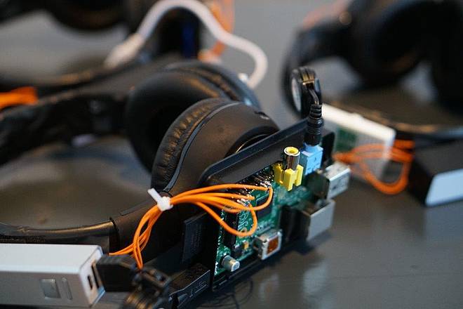 Preliminary model of headphones that work through gesture recognition, photo: Serotonin
