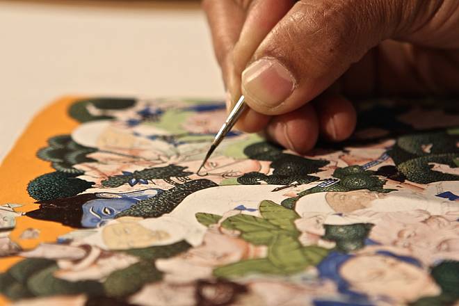 Waseem Ahmed painting in his atelier at the Museum für Asiatische Kunst, photo: Lidia Rossner