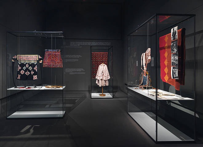 Installation view "EuropeTest", Project "The (Re-)discovery of the Baby sling", photo: Jens Ziehe