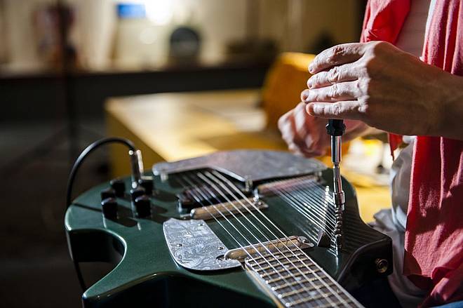 Modified Danelectro Coral Sitar, photo: Sebastian Bolesch