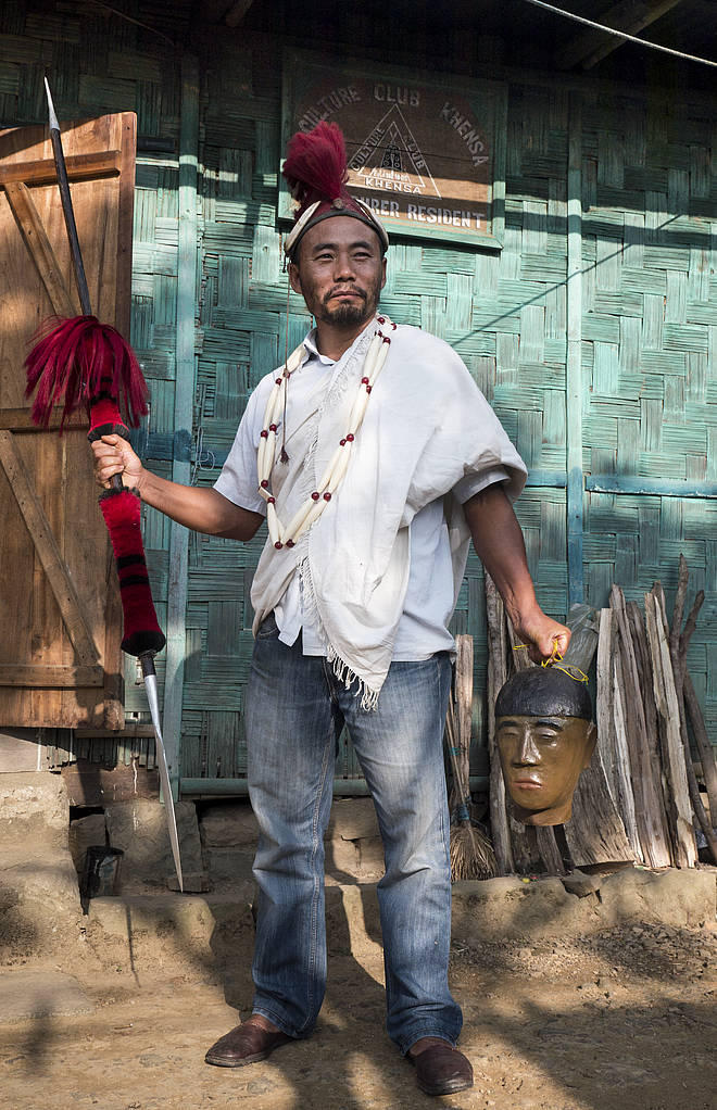Project "Headhunters' Paradise", Lolenchiba, the president of the Khensa Culture Club, in headhunter's attitude Khensa, Mokokchung-Distrikt, Nagaland; Ao-Naga, 11/23/14; photo: Edward Moon Little