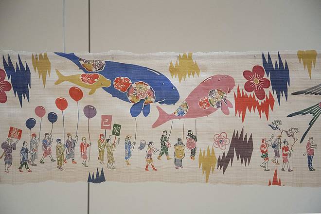 „Parade From Far Far Away“ (Detail), Bingata-Technik auf Bananenfaserblatt, 2014. Ausstellungsansicht „On Okinawa“, Foto: Jens Ziehe